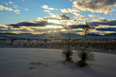 New Mexico, ABD 'deki White Sands üzerinde gün batımında beyaz bulutlar