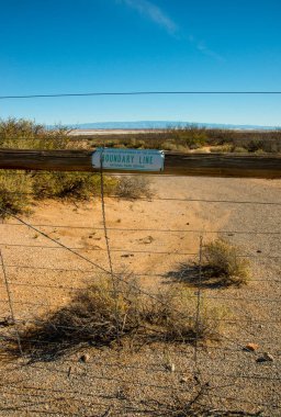 ABD, NEW MEXICO - 23 Kasım 2019: New Mexico 'daki eski bir park çitinin üzerindeki 