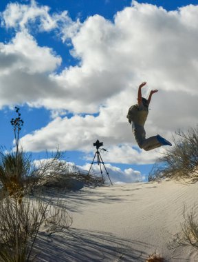 ABD, NEW MEXICO - 23 Kasım 2019: Bir turist alçı taşı kumlarının dalgalı tepelerinde, Beyaz Kumlar Ulusal Anıtı, New Mexico, ABD