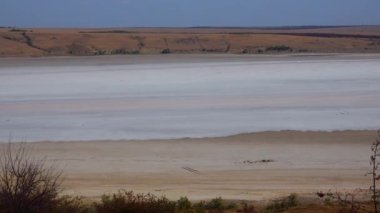 Kuyalnik haliçleri, Karadeniz. Halaklarda gül suyu, Artemia ve Dunaliella 'dan tuzlu su.