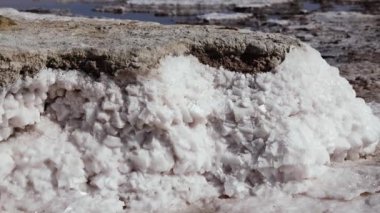 Tuz gölü, tuz kristalleri. Kendi kendine yerleşen tuz taşları kaplar. Kuruyan bir gölde hipertuzlu su, çevresel bir sorun. Karadeniz, Ukrayna