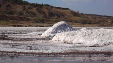 Tuz gölü, tuz kristalleri. Kendi kendine yerleşen tuz taşları kaplar. Kuruyan bir gölde hipertuzlu su, çevresel bir sorun. Karadeniz, Ukrayna