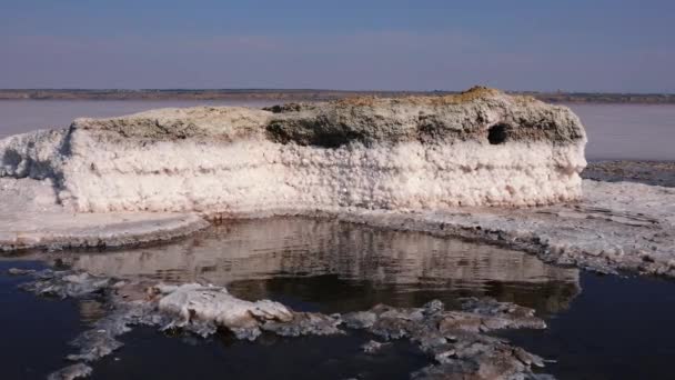 Słone Jezioro Kryształy Soli Sól Samozasypująca Pokrywa Kamienie Woda Hiperalinowa — Wideo stockowe