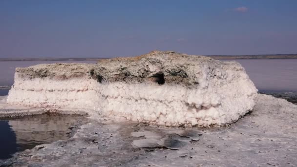 Соленое Озеро Кристаллы Соли Самооседающая Соль Покрывает Камни Гиперсалиновая Вода — стоковое видео