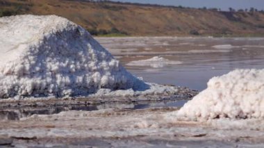 Tuz gölü, tuz kristalleri. Kendi kendine yerleşen tuz taşları kaplar. Kuruyan bir gölde hipertuzlu su, çevresel bir sorun. Karadeniz, Ukrayna