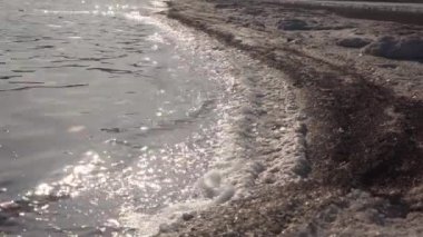 Kuyalnik haliçleri, Karadeniz. Tablo tuzu, alttaki yuvarlak gözleme şeklinde ve haliçlerin kıyısında. Tablo tuz kristalleri