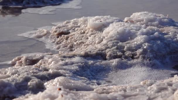 Salt Lake Samosolovací Sůl Dřevěných Kládách Hypersalinová Voda Sušícím Jezeře — Stock video