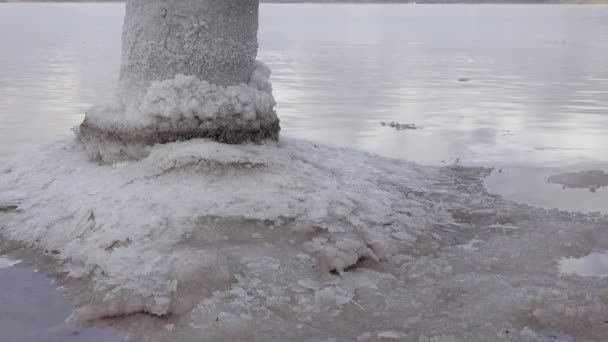 Kuyalnik河口を乾燥させます 古い18世紀の塩産業の木製の柱に塩の結晶 生態系の問題は干ばつです — ストック動画