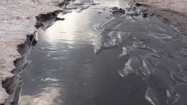 Kuyalnik河口を乾燥させます Kuyalnik療養所からは 治癒的なライマン泥で黒い水が流出します 生態系の問題は干ばつです ウクライナ — ストック動画
