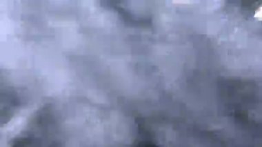 Su kabarcıkları, su damlaları güneşte parlıyor.