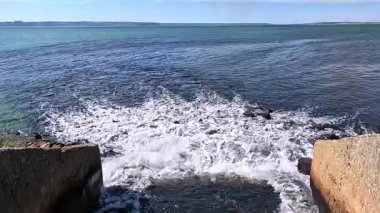 Su kirliliği, kirli, kötü tedavi edilmiş atık su doğal bir su deposuna akar.