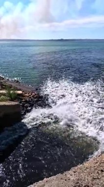 Su kirliliği, kirli, kötü tedavi edilmiş atık su doğal bir su deposuna akar.