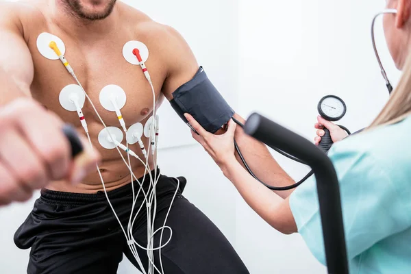 Άντρας Αθλητής Κάνει Ένα Τεστ Καρδιακής Πίεσης — Φωτογραφία Αρχείου