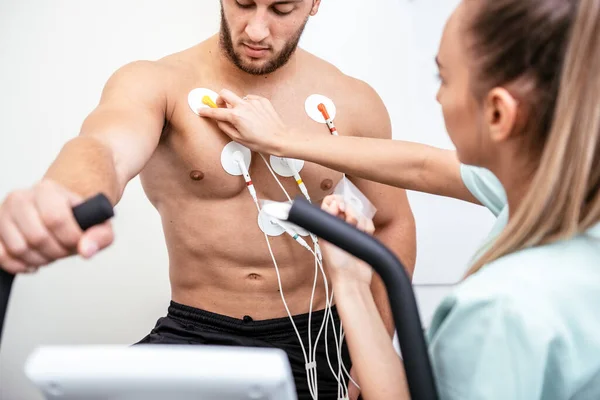 Atleta Masculino Hace Una Prueba Esfuerzo Cardíaco —  Fotos de Stock