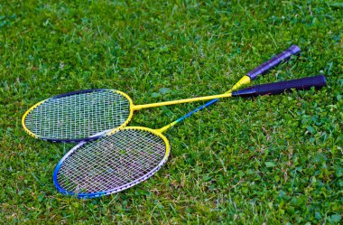Çim ve raketle badminton raket