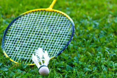 Badminton raket çimenlerin üzerinde