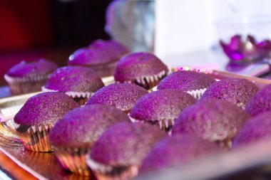 Çikolata capcake ve masanın üzerine çikolata damla vanilya cupcakes. Ev yapımı çikolatalı kek.