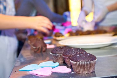 Pişirme kek formu. İnsan'ın el ve hamur cupcakes için kağıt formunda. Paskalya için ev yapımı kekler hazırlanması. Seçici odak. Yakın çekim.