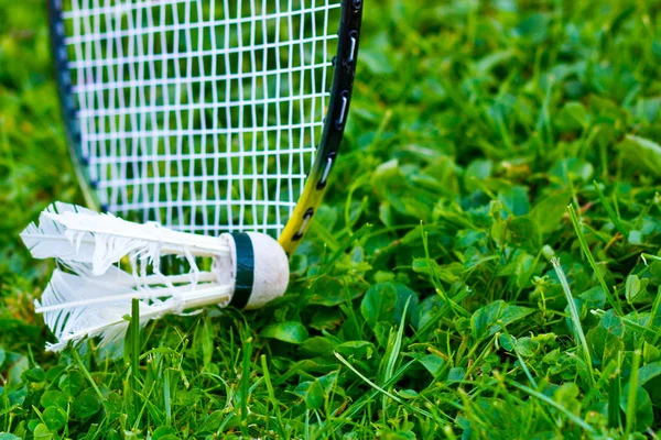 Badminton racket op gras — Stockfoto
