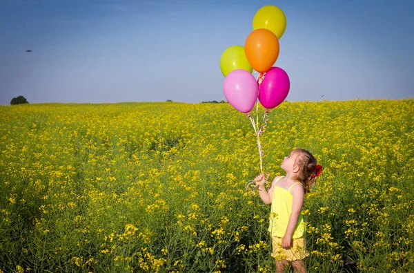 Uma Rapariga Largar Balões Voar Céu Criança Feliz Acenando Mão — Fotografia de Stock