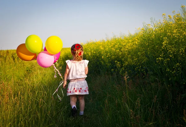Мало Дівчина Плаття Проходить Через Зелений Пшенична Сфера Куль Пліч — стокове фото