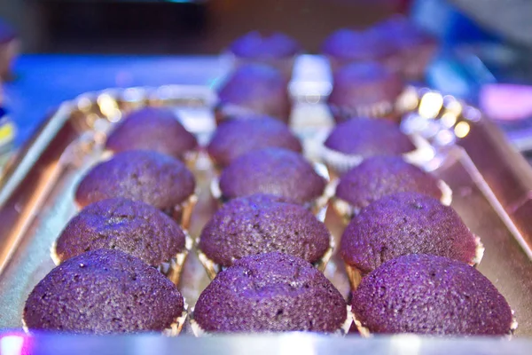 Chocolate Capcake Vanilla Cupcakes Chocolate Drops Table Homemade Chocolate Muffins — Stock Photo, Image
