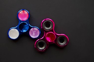 Parmak metal spinner, Anksiyete Rölyef oyuncağın üstüne siyah arka plan, boşaltmak kıpır. Kavram giderici stres