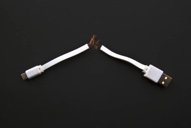 Kopyalama ile siyah arka plan üzerine vurgulanacak kırık yırtık Usb kablosu şarj cihazı,