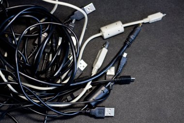 Siyah arka plan üzerine izole eski Usb tak kablo