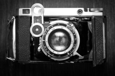 Yukarıdan ahşap arka plan üzerinde eski bir fotoğraf makinesi