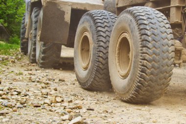 Jantlar lastikler hareket ve off-road bu şekilde tekerlekler çölde toz kum üzerine yerleştiriliyor