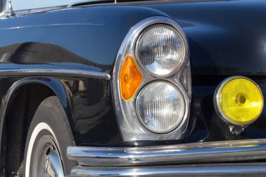 Yakın çekim retro bir arabada bir parçası. Farlar ve binici.