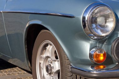 Yakın çekim retro bir arabada bir parçası. Farlar ve binici.