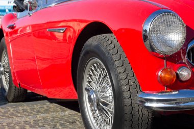 Yakın çekim retro bir arabada bir parçası. Farlar ve binici.