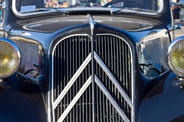Eski bir köhne araba Citroen 2cv Paris, Fransa'da küçük bir sokakta önü