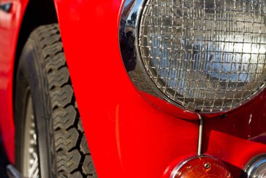 Yakın çekim bir klasik otomobil farlar vardır