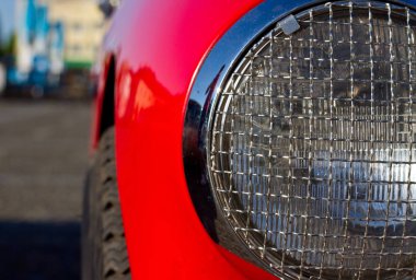 Yakın çekim bir klasik otomobil farlar vardır