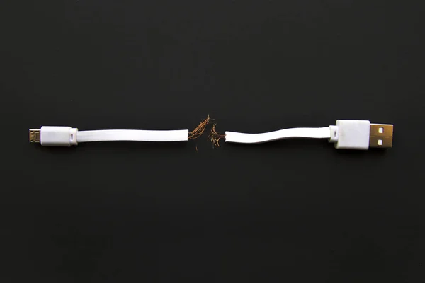 Carregador Cabo Usb Rasgado Quebrado Destacado Fundo Preto Com Cópia — Fotografia de Stock