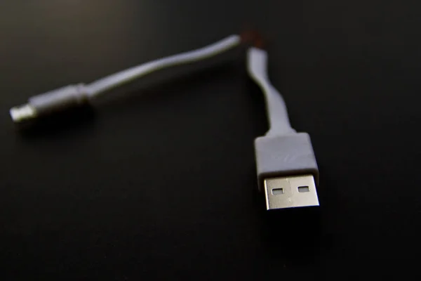 Trasig Trasiga Usb Kabel Laddare Markeras Svart Bakgrund Med Kopiering — Stockfoto