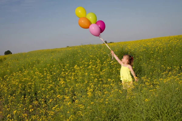 Lány Hagyta Égen Repülő Léggömbök Boldog Gyermek Integetett Kézzel — Stock Fotó