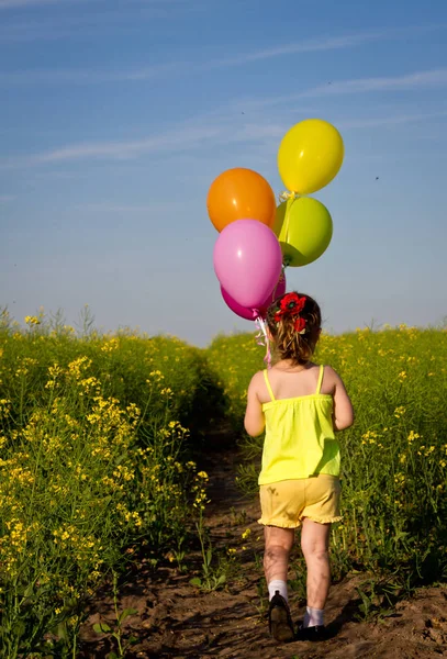 Маленька Дівчинка Милій Сукні Біжить Полі Золотої Пшениці Заході Сонця — стокове фото