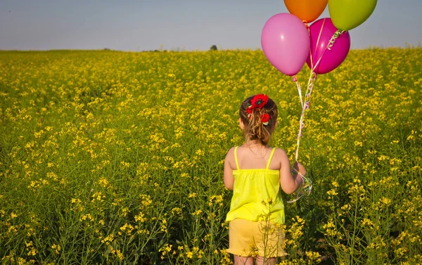 Bambina Abito Carino Esecuzione Nel Campo Grano Dorato Tramonto Con — Foto Stock