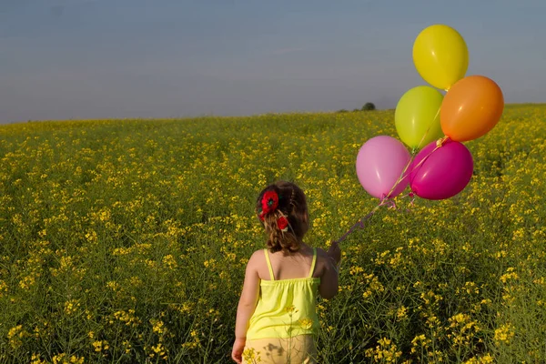 Маленька Дівчинка Милій Сукні Біжить Полі Золотої Пшениці Заході Сонця — стокове фото