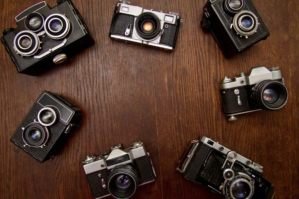 Een Oude Camera Een Houten Achtergrond Van Bovenaf — Stockfoto