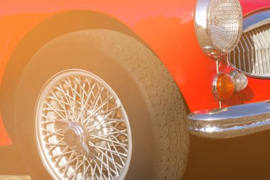 Yakın çekim retro bir arabada bir parçası. Farlar ve binici