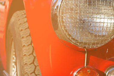 Yakın çekim bir klasik otomobil farlar vardır