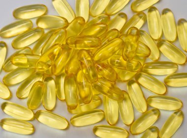 Morina ciğeri yağı omega 3 jel kapsülleri beyaz arka planda izole