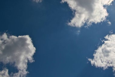Bulutlar mavi gökyüzü gün, güzel bulutlar ve arasındaki boşluk miktarı. Güneşli gün bulutlu. Mavi gökyüzü.