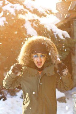 Koyu yeşil sigara içen kızın kafasından kar düşüyor
