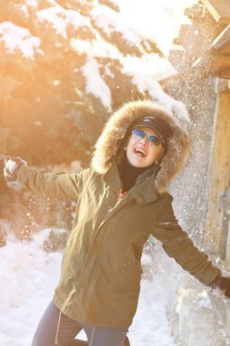 Koyu yeşil sigara içen kızın kafasından kar düşüyor